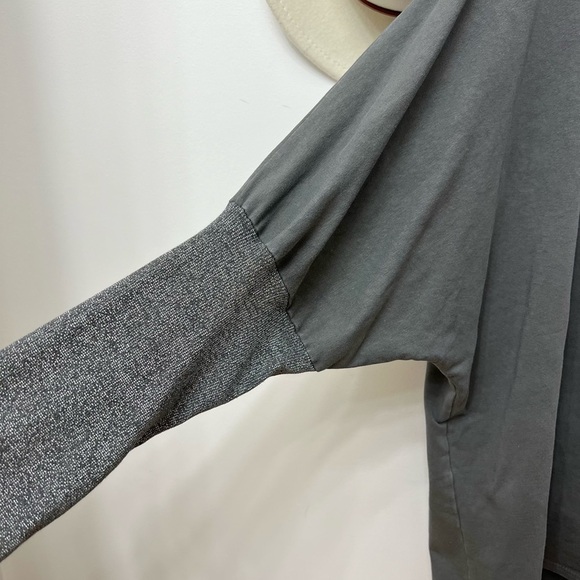 🇮🇹93% cotton-slouchy top with silver gun metal sleeves and trim Xl pit 29” - Picture 3 of 4